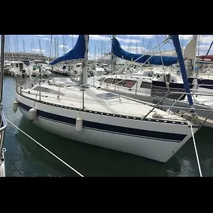 Bateau-hôtel Voilier A Quai